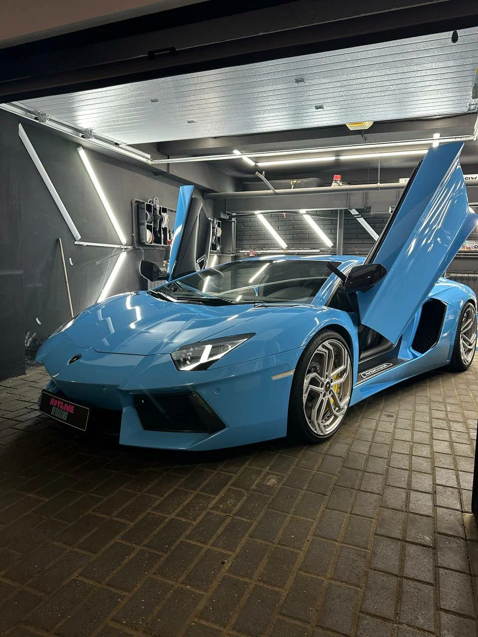 Голубой Lamborghini в боксе детейлинг-студии SLOY